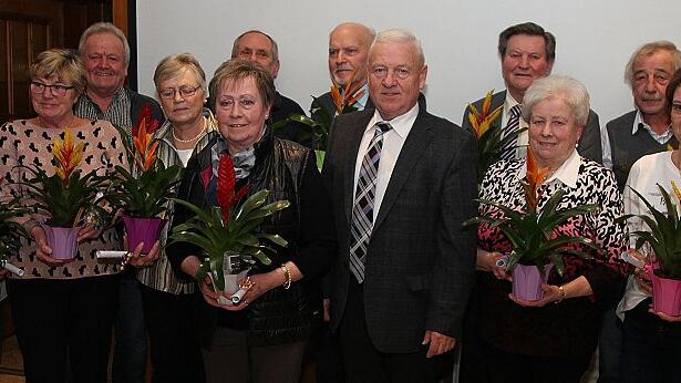 Auszeichnungen durch den Obst- und Gartenbauverein Leinach für besonders üppigen Blumenschmuck an ihren Anwesen bekamen vom Vorsitzenden Erhard Franz (Bildmitte) überreicht: Gerda Holzberger, Gisela Salomon, Uschi Schulze, Heinz Huth, Rita Merkle, Inge Hartmann, Albert Schulz, Ludwig Ehehalt, Waldemar Franz, Irene Bauer, Karl-Peter Oley, Petra Küffner, Margarete Freitag und Norbert Schraut.