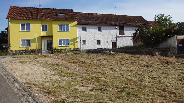Hier wurde ein leer stehendes Anwesen abgebrochen – genügend Platz für die neue Bushaltestelle und ein kleines Feuerwehr- und Gemeinschaftshaus.