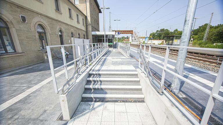 Zum neuen, erhöhten Bahnsteig an Gleis 1 führen eine Rampe und eine Treppe. Zum neuen, erhöhten Bahnsteig an Gleis 1 führen eine Rampe und eine Treppe.