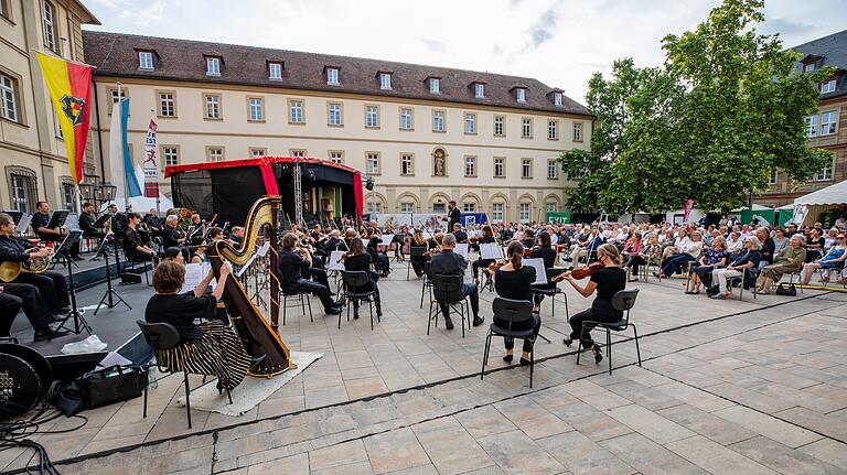Ein Innenhof mit überraschend brauchbarer Akustik. Ein Innenhof mit überraschend brauchbarer Akustik.