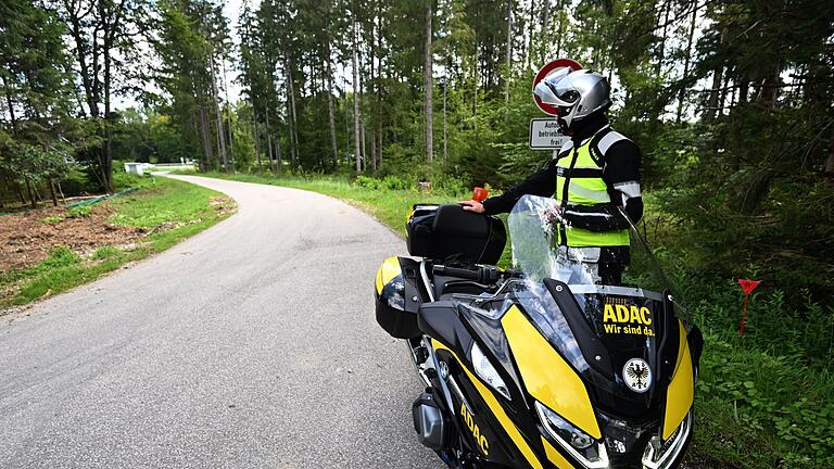 ADAC erwartet heftiges Stau-Wochenende       -  ADAC Stauberater stehen Reisenden zur Seite und helfen bei kleineren Pannen. (Archivbild)