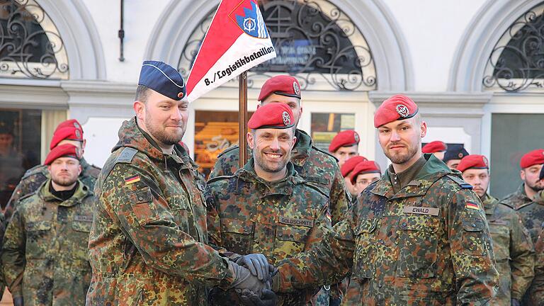 Kommandoübergabe bei der 8. Kompanie des Logistikbataillons 467 in Gerolzhofen: Hauptmann David Weber (rechts) übergab an Oberleutnant Eeiko Feise (links). Mitte Oberstleutnant und Bataillonskommandeur Manuel Goldschmitt