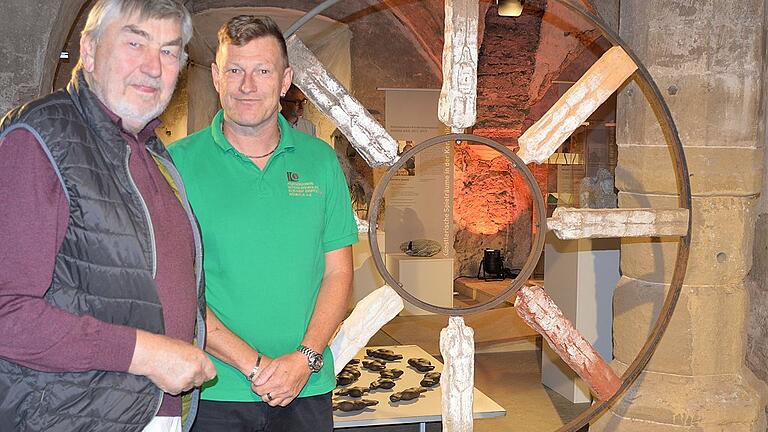 Informationen aus erster Hand: Fördervereinsvorsitzender Michael Knie (rechts) mit einem Besucher beim Rundgang durch die Ausstellung „Keramik International“, in der Kunstwerke der Symposien 2008 bis 2015 zu sehen sind. Informationen aus erster Hand: Fördervereinsvorsitzender Michael Knie (rechts) mit einem Besucher beim Rundgang durch die Ausstellung „Keramik International“, in der Kunstwerke der Symposien 2008 bis 2015 zu sehen sind.