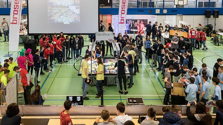 Die Wettkampf-Arena befindet sich in der Mitte der Halle. Jeweils zwei Teams können zeitgleich auf zwei identischen Feldern antreten. Die Wettkampf-Arena befindet sich in der Mitte der Halle. Jeweils zwei Teams können zeitgleich auf zwei identischen Feldern antreten. 