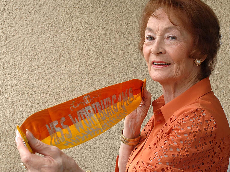 Im Jahr 2013 übergab Ilse Schiborr die Schärpe, die sie 1948 nach der Wahl zur 'Miss Würzburg' erhielt, dem Stadtarchiv. Im Jahr 2013 übergab Ilse Schiborr die Schärpe, die sie 1948 nach der Wahl zur 'Miss Würzburg' erhielt, dem Stadtarchiv.