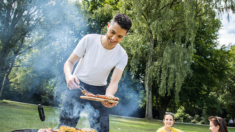 Zum Grillen ausgewiesene Plätze nutzen.jpeg       -  Auf Grillparties wird neben Fleisch und Käse immer häufiger auch veganes Grillgut gegessen.