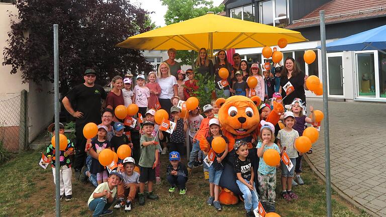 Das Kinderland Bastheim mit Team und Mitarbeitern vom OBI Baumarkt bei der Übergabe des Hochbeets.