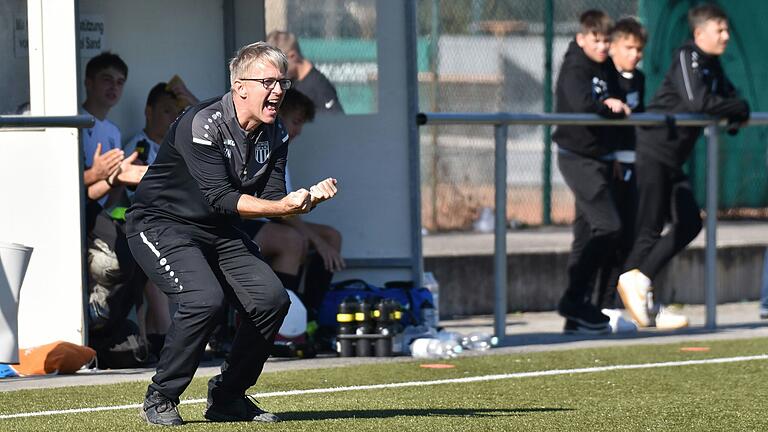 Emotional an der Seitenlinie: Marco Heumann trainiert seit dieser Saison mit dem FC Sand II erstmals ein Team im Männerbereich.&nbsp;