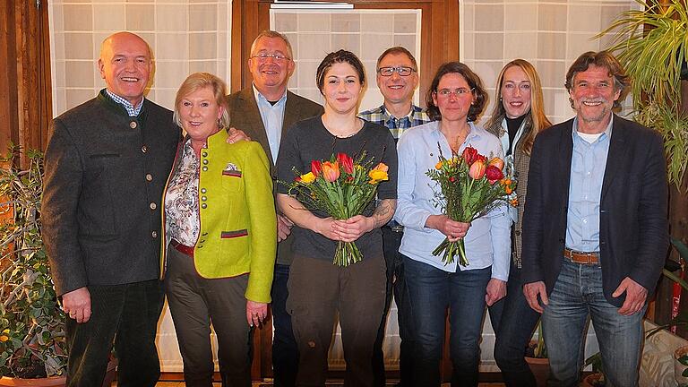 Gründung des Vereins Wildvogelstation Rhön-Saale: Vorsitzender Karl-Heinz Kolb (Fünfter von links) und seine Stellvertreterin Theresa Kneuer (Vierte von links) nahmen die Glückwünsche von (von links) Rhön-Grabfelds Landrat Thomas Habermann und Ehefrau Ruth, dem BJV-Kreisgruppenvorsitzenden Rhön-Grabfeld Thomas Schmitt, Unslebens Tierärztin Renate Diestel, stellvertretender BJV-Kreisgruppenvorsitzenden Bad Kissingen Melanie Polland und Bad Neustadts drittem Bürgermeister Karl Breitenbücher entgegen.