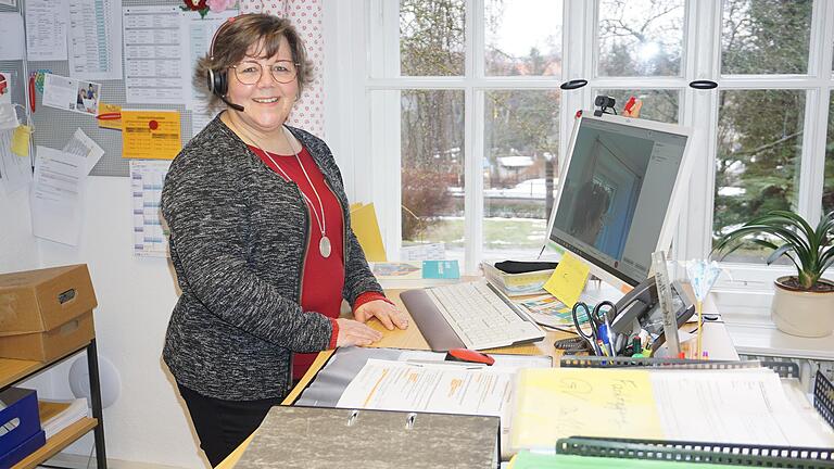 Die Schulleiterin der Bischofsheimer Hauswirtschaftsschule, Christina Weber-Hoch, unterrichtet aus ihrem Büro heraus per Webcam.