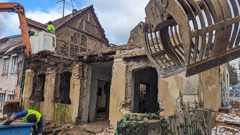 Am Montag ging der Abriss des 'Schmitts Mary Haus' in Bad Neustadt weiter. Nun ist auch die Türe mit der historischen Jahreszahl entfernt worden.