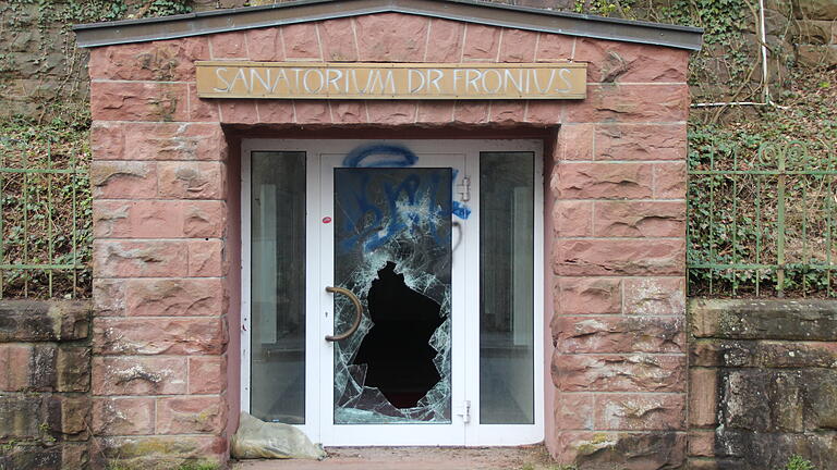 In letzter Zeit ist das Sanatorium Fronius immer wieder Opfer von Einbrüchen und Vandalismus geworden. - In letzter Zeit ist das Sanatorium Fronius immer wieder Opfer von Einbrüchen und Vandalismus geworden. In letzter Zeit ist das Sanatorium Fronius immer wieder Opfer von Einbrüchen und Vandalismus geworden. - In letzter Zeit ist das Sanatorium Fronius immer wieder Opfer von Einbrüchen und Vandalismus geworden.
