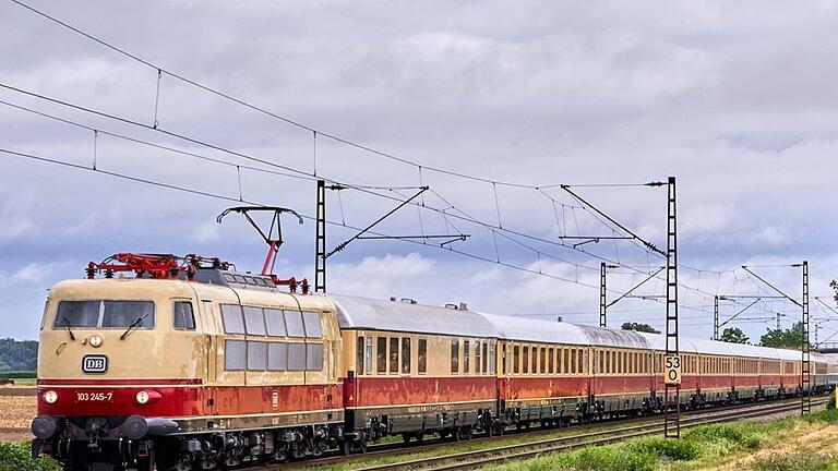 Adventsfahrt mit dem historischen EuroCity der 1980er Jahre.