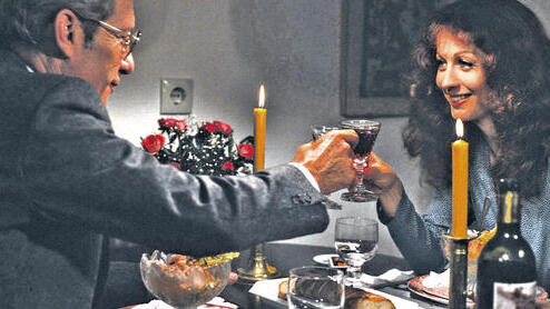 Mit unserem dreigängigen Weihnachtsmenü können Sie Ihre Lieben kulinarisch mal wieder so richtig verwöhnen (Szene aus dem Spielfilm „Lauter nette Leute“, 1984, mit Hansjörg Felmy und Andrea Jonasson) . Mit unserem dreigängigen Weihnachtsmenü können Sie Ihre Lieben kulinarisch mal wieder so richtig verwöhnen (Szene aus dem Spielfilm „Lauter nette Leute“, 1984, mit Hansjörg Felmy und Andrea Jonasson) .
