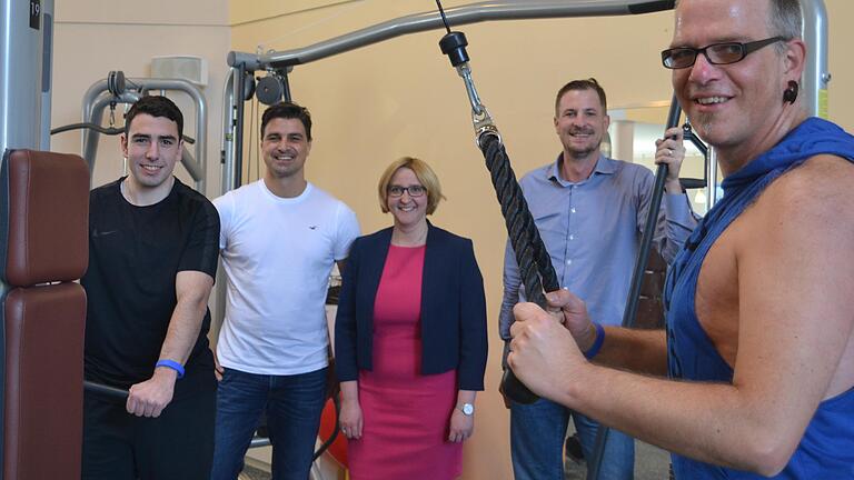 Die Firma Imhof Hartchrom kooperiert mit dem Gesundheitszentrum Fit in. Die Mitarbeiter haben freien Eintritt. Dies nutzen Christian Landeck (links) und Rudi Henkel (rechts). Mit auf dem Bild im Hintergrund von links die Kooperationspartner Stefan Schmid, Susanne Imhof und Jochen Schmied. Die Firma Imhof Hartchrom kooperiert mit dem Gesundheitszentrum Fit in. Die Mitarbeiter haben freien Eintritt. Dies nutzen Christian Landeck (links) und Rudi Henkel (rechts). Mit auf dem Bild im Hintergrund von links die Kooperationspartner Stefan Schmid, Susanne Imhof und Jochen Schmied.