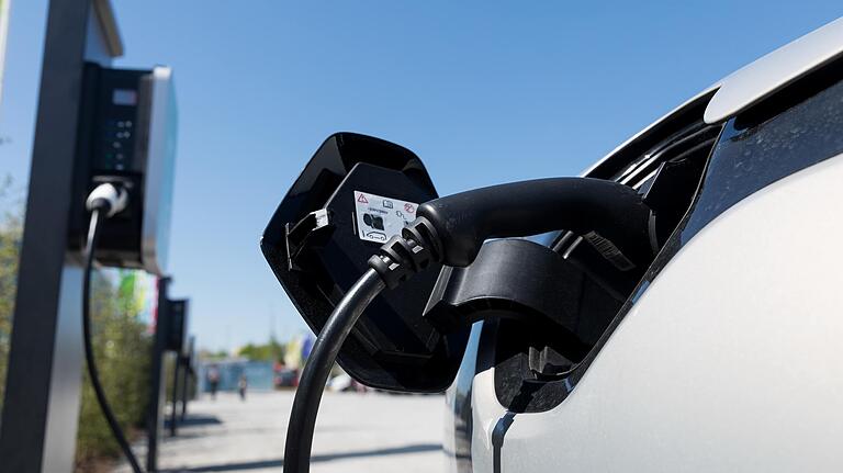Ein Elektroauto steht zum Strom tanken an einer E-Ladesäule. Viel mehr Ladesäulen und auch elektrisch angetriebene Busse fordern die Grünen für das Schweinfurter Stadtgebiet.
