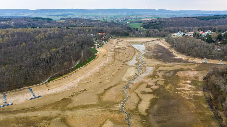 Blick vom Vordamm: der abgelassene Ellertshäuser See. Das Wasserwirtschaftsamt rechnet mit einem Besucheransturm am Osterwochenende. Blick vom Vordamm: der abgelassene Ellertshäuser See. Das Wasserwirtschaftsamt rechnet mit einem Besucheransturm am Osterwochenende.