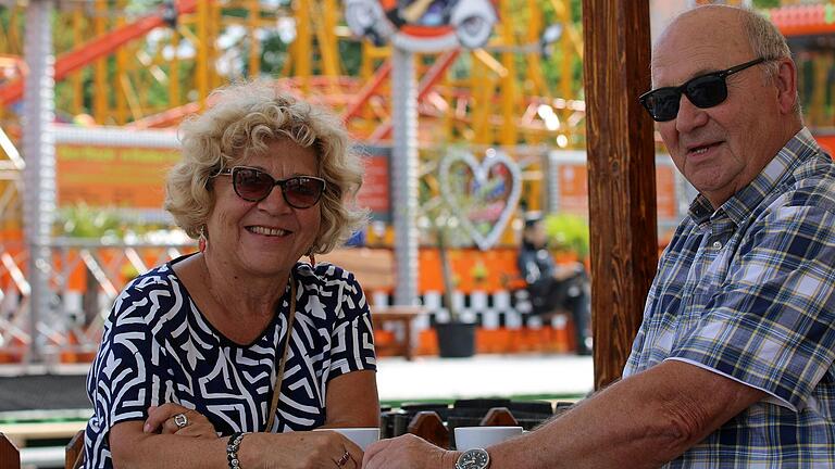 Brigitte Ribble und Herbert Haase starteten ihren Volksfestbesuch mit einer Tasse Kaffee. Für Ribble ist das Schweinfurter Volksfest ein ganz besonderer Ort. Ihre Eltern betrieben hier einst 'Steckerlfisch Sulek'. Brigitte Ribble und Herbert Haase starteten ihren Volksfestbesuch mit einer Tasse Kaffee. Für Ribble ist das Schweinfurter Volksfest ein ganz besonderer Ort. Ihre Eltern betrieben hier einst 'Steckerlfisch Sulek'.