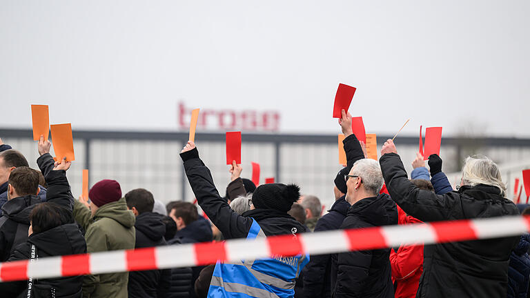 Brose-Aus in Würzburg: Wie sich die 1400 Beschäftigte gegen die geplante Schließung wehren       -  Mitarbeiterinnen und Mitarbeiter der Firma Brose versammeln sich am Donnerstag (13.02.25) im Bereich der Ostpforte zu einer Betriebsversammlung. Anlass ist die angekündigte Schließung des Standorts Würzburgs, von der etwa 1400 Beschäftigte betroffen sind.