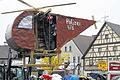 Umzug am Marktplatz: Der Hubschrauber bewegte sich sogar rauf und runter.