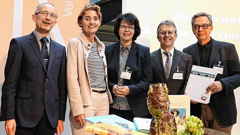 Die Protagonisten der Großveranstaltung „Literarische Lese in Franken 2016 – erster Veitshöchheimer Literaturtag“: (von links) Grußworte sprachen Veitshöchheims Schulleiter Dieter Brückner und die Ministerialbeauftragte Monika Zeyer-Müller, den Literaturtag initiiert und organisiert hat Studiendirektorin Jutta Merwald, stellvertretende Schulleiterin am Gymnasium Veitshöchheim und zugleich Regionalbeauftragte für Leseförderung für Unter- und Oberfranken, den Eröffnungsvortrag hielt Prof. Klaus Maiwald von der Universität Augsburg und das Schlusswort sprach Hermann Ruch vom Staatsinstitut für Schulqualität und Bildungsforschung München und Leiter des Leseforums Bayern. Die Protagonisten der Großveranstaltung „Literarische Lese in Franken 2016 – erster Veitshöchheimer Literaturtag“: (von links) Grußworte sprachen Veitshöchheims Schulleiter Dieter Brückner und die Ministerialbeauftragte Monika Zeyer-Müller, den Literaturtag initiiert und organisiert hat Studiendirektorin Jutta Merwald, stellvertretende Schulleiterin am Gymnasium Veitshöchheim und zugleich Regionalbeauftragte für Leseförderung für Unter- und Oberfranken, den Eröffnungsvortrag hielt Prof. Klaus Maiwald von der Universität Augsburg und das Schlusswort sprach Hermann Ruch vom Staatsinstitut für Schulqualität und Bildungsforschung München und Leiter des Leseforums Bayern.