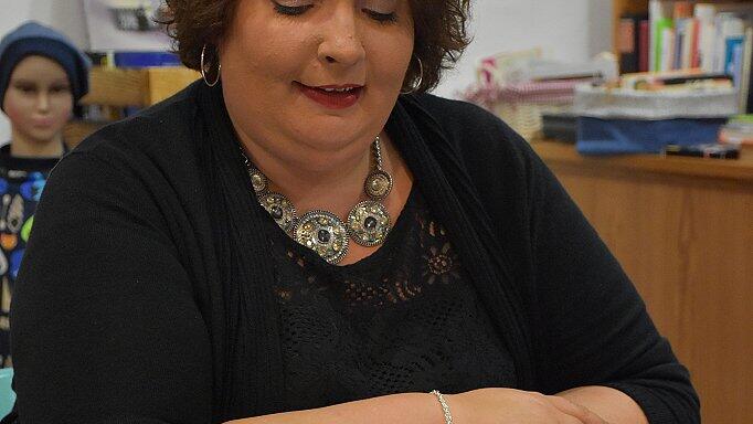 Autorin Julia Riegler liest in Rothenfels aus &bdquo;Mit rasierten Beinen spricht sich $?? s besser&rdquo;