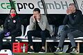 Nicht mehr zum hinschauen: Kickers-Sportvorstand Sebastian Schuppan in Sandhausen, umrahmt von Physiotherapeutin Cristina Mora und Mentaltrainer Efthimios Kompodietas (rechts).