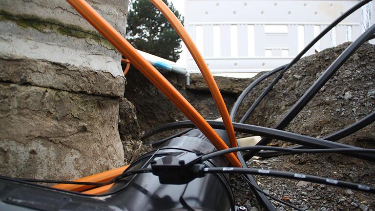 Baustelle für ein Nahwärmenetz: Das Bild zeigt einen offenen Graben für die Verlegung von Wärmeleitungen. Baustelle für ein Nahwärmenetz: Das Bild zeigt einen offenen Graben für die Verlegung von Wärmeleitungen.