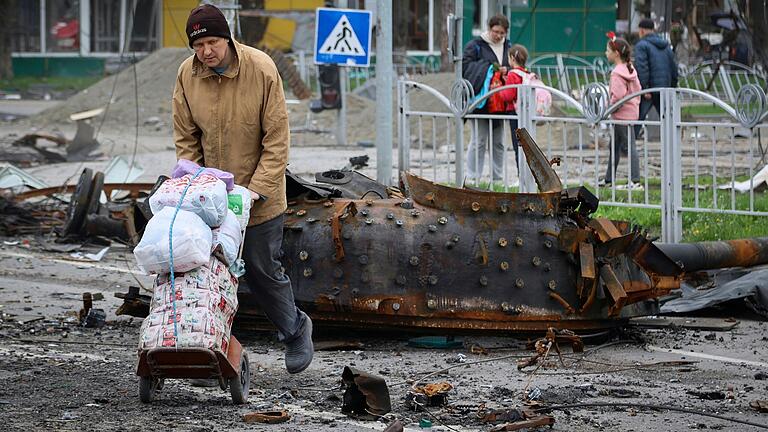 Die zerstörte Großstadt Mariupol im Osten der Ukraine soll wieder aufgebaut werden. Russland setzt dabei offenbar Produkte von Knauf ein.