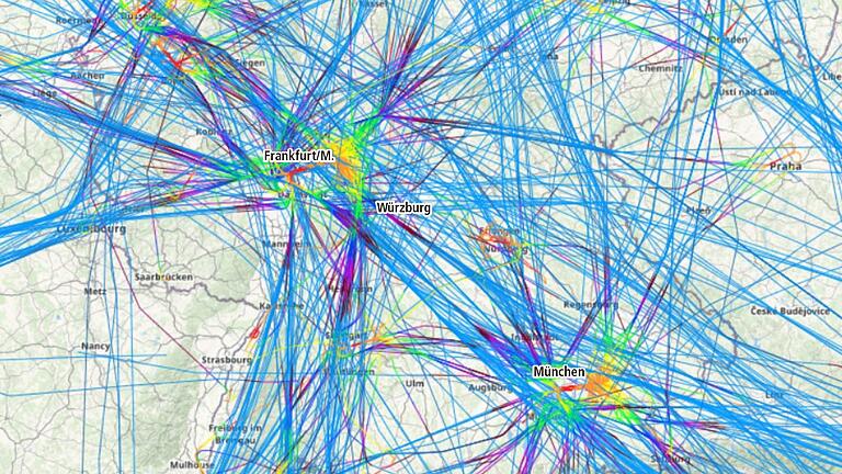 Rund 1000 Flüge dokumentiert das Trackingportal der Deutschen Flugsicherung für den 16. November zwischen 12 und 16 Uhr. Zu sehen ist das hohe Aufkommen am Flughafen Frankfurt, zahlreiche Routen verlaufen auch über Würzburg.