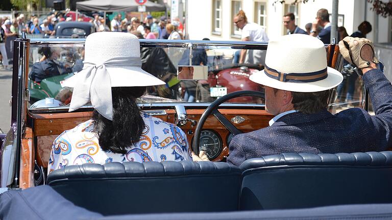 Wirken auch von hinten elegant: Die Dalpkes aus Löhne in ihrem schicken Lagonda LG 45 DHC (Baujahr 1936).