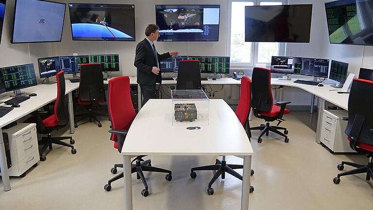 Viel Technik für die Kommunikation mit dem Satelliten: das Missionskontrollzentrum auf dem Hubland-Campus der Universität Würzburg. Viel Technik für die Kommunikation mit dem Satelliten: das Missionskontrollzentrum auf dem Hubland-Campus der Universität Würzburg.