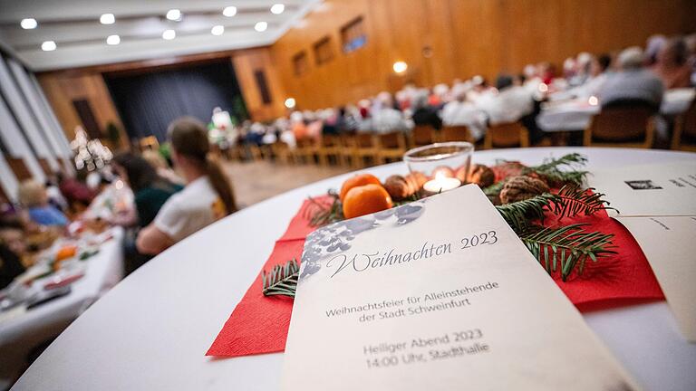 Seit vielen Jahren ist es Tradition in Schweinfurt, Alleinstehende an Heiligabend an einer großen Tafel zu bewirten. Die Feier fand in der Stadthalle statt.