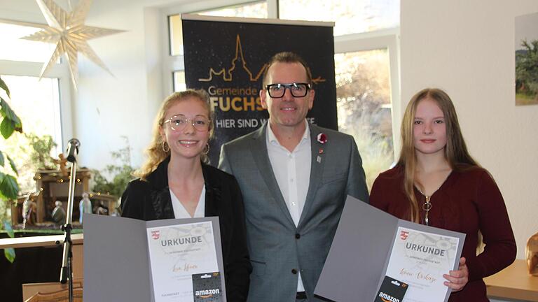 Für besondere schulische Leistungen würdigte Bürgermeister René Gerner Lisa Heinz (l.) und Leonie Voshage (r.) mit einer Urkunde und einem Präsent. - Für besondere schulische Leistungen würdigte Bürgermeister René Gerner Lisa Heinz (l.) und Leonie Voshage (r.) mit einer Urkunde und einem Präsent. Für besondere schulische Leistungen würdigte Bürgermeister René Gerner Lisa Heinz (l.) und Leonie Voshage (r.) mit einer Urkunde und einem Präsent. - Für besondere schulische Leistungen würdigte Bürgermeister René Gerner Lisa Heinz (l.) und Leonie Voshage (r.) mit einer Urkunde und einem Präsent.