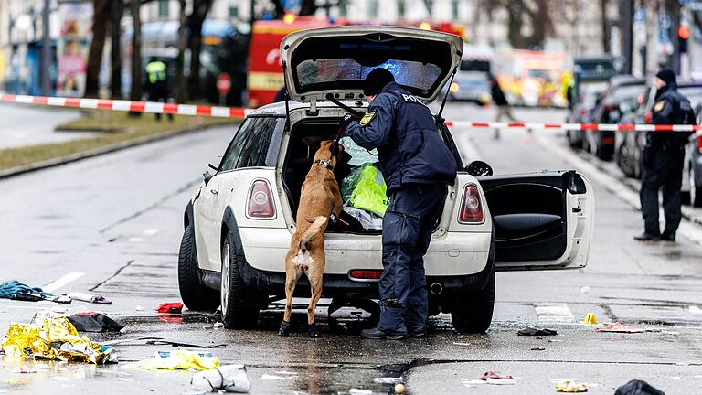 Am Donnerstagmorgen ist ein Auto in das Ende eines Demonstrationszugs in München gefahren. Die Ermittler sehen Anhaltspunkte für eine islamistische Tat. Am Donnerstagmorgen ist ein Auto in das Ende eines Demonstrationszugs in München gefahren. Die Ermittler sehen Anhaltspunkte für eine islamistische Tat. 