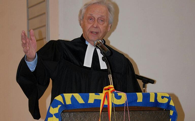 Beim Faschingsgottesdienst predigt Uwe Bernd Ahrens mit dem KiKaG-Schal am Rednerpult. Beim Faschingsgottesdienst predigt Uwe Bernd Ahrens mit dem KiKaG-Schal am Rednerpult.