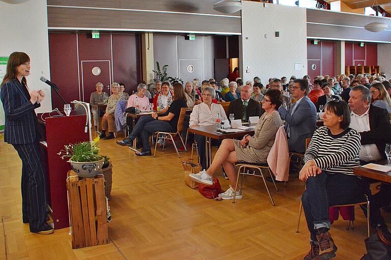 Mit dem Thema 'Die Rolle der Frauen in der Demokratie' befasste sich Professorin Hedwig Richter als Hauptrednerin beim Landfrauentag Rhön-Grabfeld im großen Kursaal der Frankentherme Bad Königshofen.