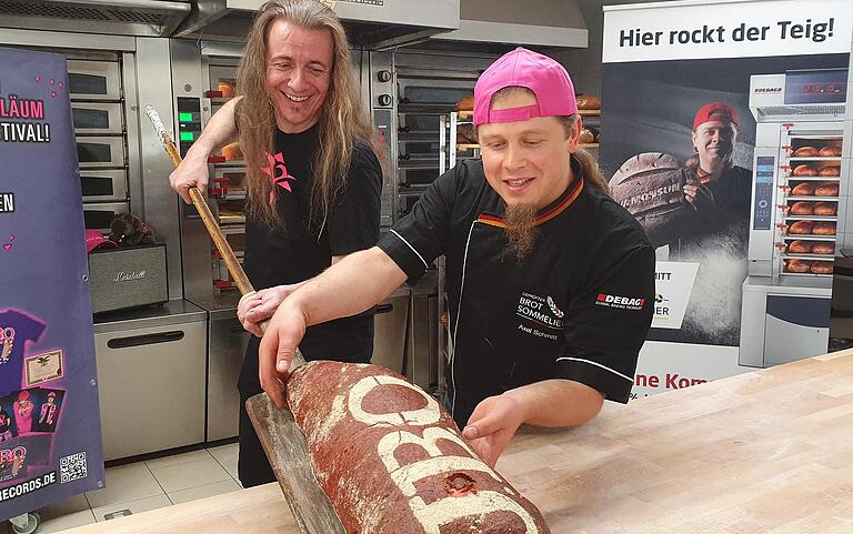 Raus aus dem Ofen: J.B.O.-Sänger und -Gitarrist Veit 'Vito' Kutzer (links) serviert mit Bäcker Axel Schmitt den fertigen Laib. Raus aus dem Ofen: J.B.O.-Sänger und -Gitarrist Veit 'Vito' Kutzer (links) serviert mit Bäcker Axel Schmitt den fertigen Laib.