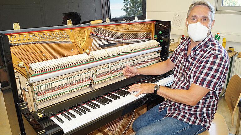 Flink gleiten die Finger von Klavierbaumeister Ludwig Vasicek über die Tasten, während er mit der linken Hand mit winzigen Bewegungen jeden einzelnen der etwa 240 Wirbel im Piano justiert. Die Produktion eines Pianos bei Seiler in Kitzingen dauert drei bis vier Monate, für einen Flügel werden sechs bis neun Monate gebraucht, ein großer Konzertflügel ist nach etwa einem Jahr fertig.