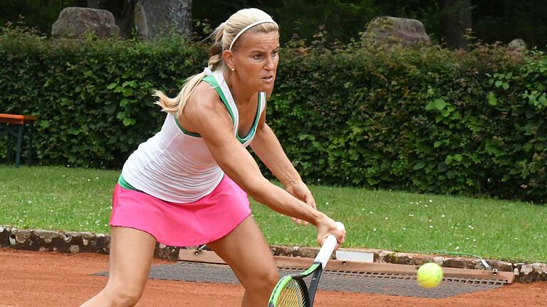 Astrid Obermaier (im Bild) gehört bei den Damen-40 zu den besten Spielerinnen in Deutschland. Die Sportlerin vom STK Garching ist in ihrer Altersklasse sogar  in der Weltrangliste hoch platziert. Foto: Hopf       -  Astrid Obermaier (im Bild) gehört bei den Damen-40 zu den besten Spielerinnen in Deutschland. Die Sportlerin vom STK Garching ist in ihrer Altersklasse sogar  in der Weltrangliste hoch platziert. Foto: Hopf