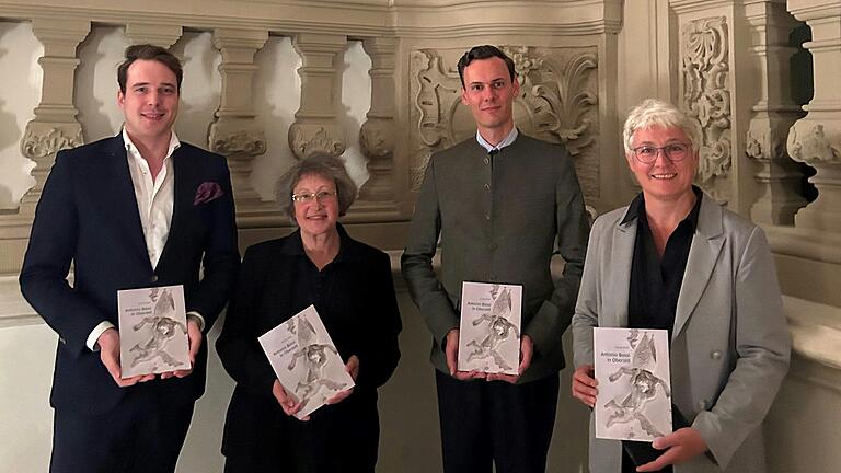 Präsentieren den neuen Kunstführer „Antonio Bossi in Oberzell“ (von links): Felix Weiland (Geschäftsführer Verlag Schnell&amp;Steiner), Generalvikarin Sr. Rut Gerlach, Manuel Mayer und Generaloberin Sr. Katharina Ganz. Im Hintergrund ist die „Klugheit“ zu sehen – eine der vier Kardinaltugenden von Antonio Bossi im Treppenhaus des barocken Konventbaus.