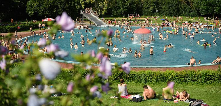 Volles Haus: Mehrere tausend Menschen suchen bei heißen Tagen im Schatten Erfrischung im Dallenbergbad.