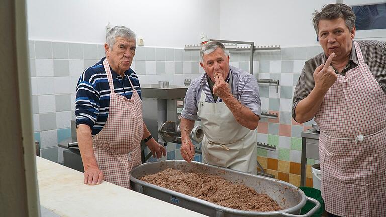 Altbürgermeister Alfred Frank, Dieter Lauter und Bürgermeister Johannes Wagenpfahl machen die erste Geschmacksprobe der Wurstspezialität vor dem Abfüllen. Altbürgermeister Alfred Frank, Dieter Lauter und Bürgermeister Johannes Wagenpfahl machen die erste Geschmacksprobe der Wurstspezialität vor dem Abfüllen.