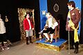 Scapin und Scapine (Jeannette und Jutta Ziegler) wollen dem Kaiser neue Kleider anfertigen.