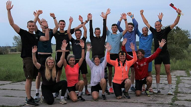 Schlussbild mit einem Teil des Laufteams (hinten von links): Marvin Ultsch, Julian Trabert (verdeckt), Sebastian Martin, Daniel Richter, Sascha Klee (Organisator), Rhys Bishop, Johannes Simon, Marcus Enders und Tino Haßmüller sowie (vorne von links) Eva-Maria Deutsch, Susanne Haßmüller, Nadine Richter, Antje Weber und Klaus Arnold.