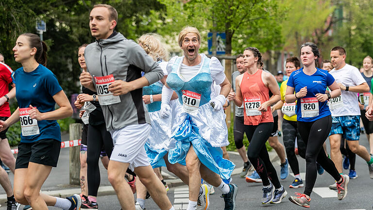 Der Hauptlauf vom Residenzlauf mit einer Strecke von 10 KM  in 4 Runden um die Residenz in Würzburg am 01.05.22.