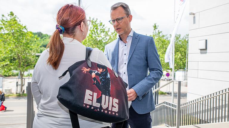 Verkäuferin Gabi M. schützte beim Messerangriff in Würzburg mutig ein Kind - und wurde so selbst zum Opfer. Am Freitag sagte die Nebenklägerin, hier mit ihrem Anwalt Bernhard Löwenberg, als Zeugin vor Gericht aus. Und Elvis Presley war auch diesmal irgendwie dabei.