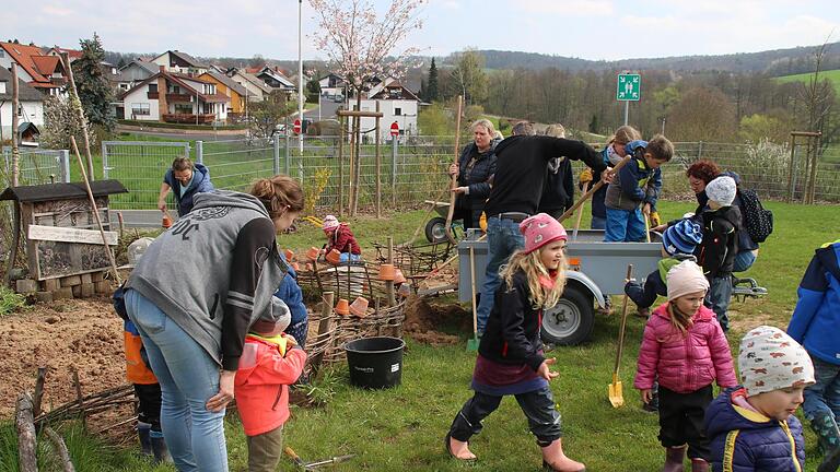 Eltern und Kinder schaufelten frische Erde in den Natur- und Insektenbereich.       -  Eltern und Kinder schaufelten frische Erde in den Natur- und Insektenbereich.