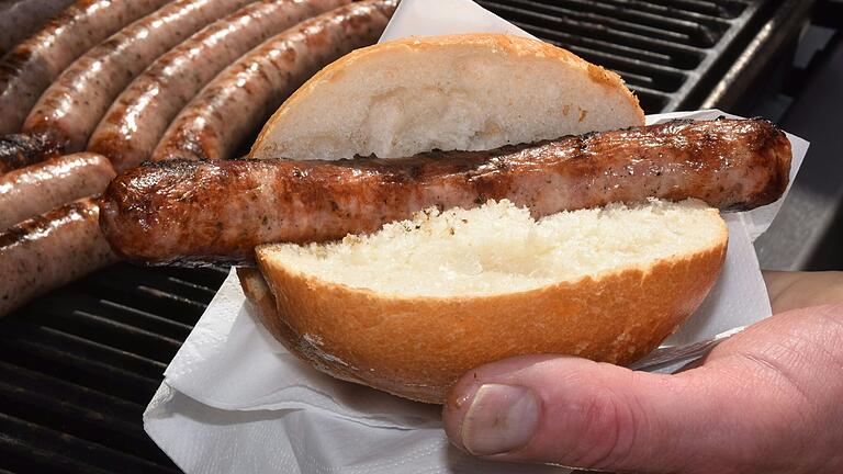 Zum Reinbeißen: Mit seiner Winzerbratwurst hat Stephan Jamm aus Markt Einersheim beim Bratwurstgipfel in Pegnitz überzeugt.&nbsp;