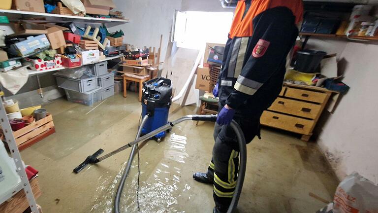 Die Feuerwehr half am Freitag beim Keller-Auspumpen in Zeuzleben.